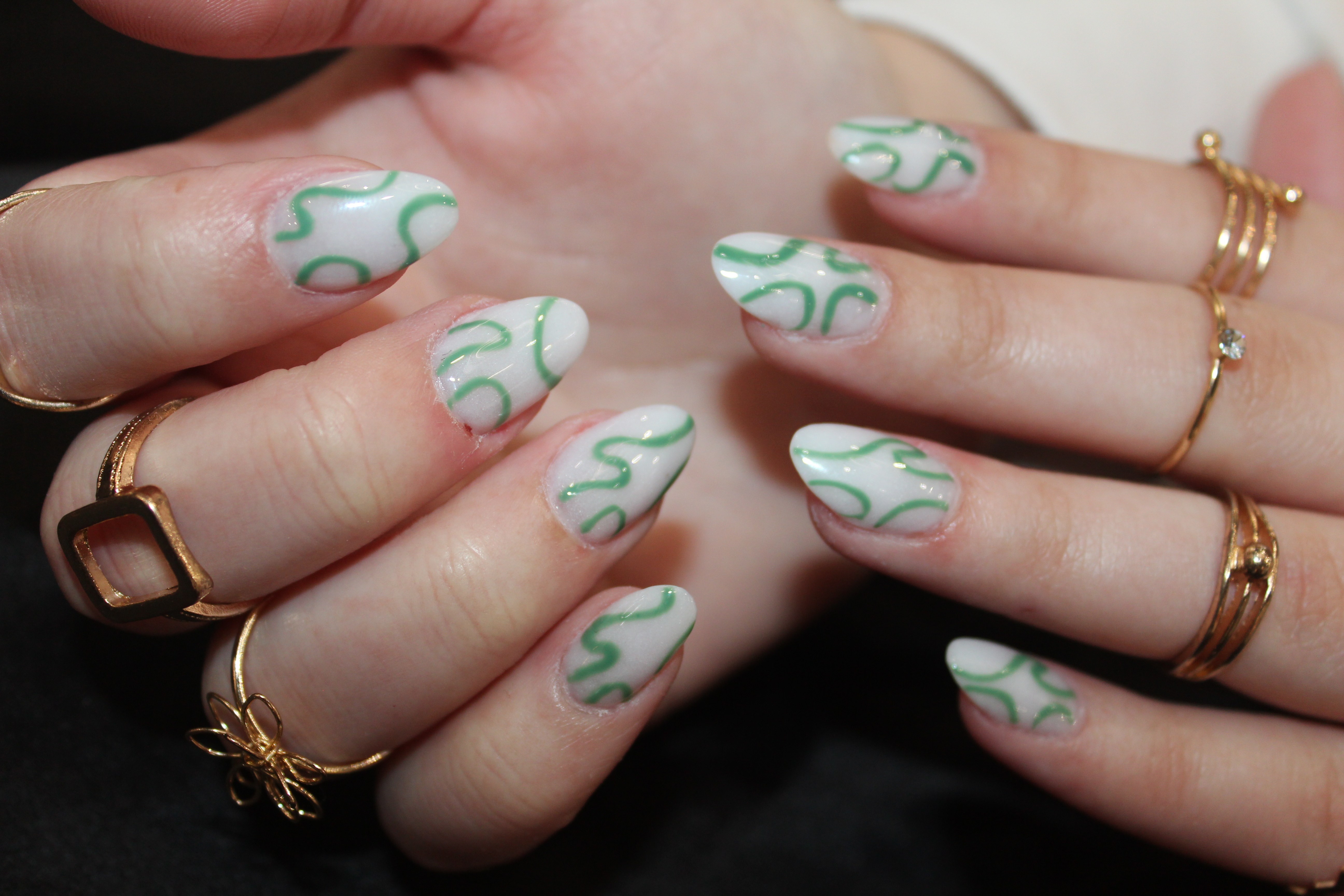 squiggle nail design